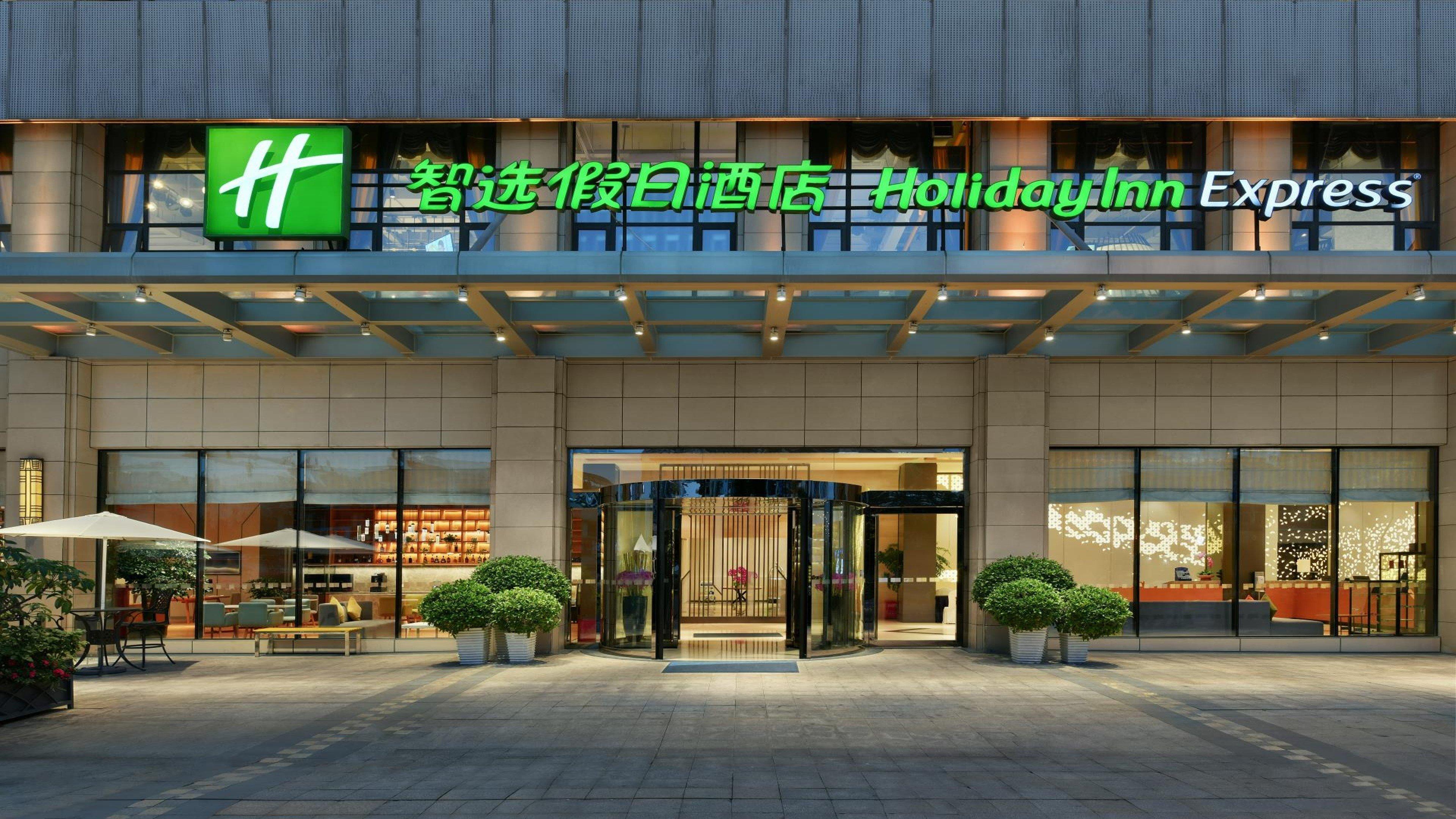 Holiday Inn Express Chengdu Huanhuaxi By Ihg-Near Jinsha Site Musem,Near Wuhou Temple Museum,Welcome Drinks,Free Gym,Free Self-Service Laundry Чънду Екстериор снимка