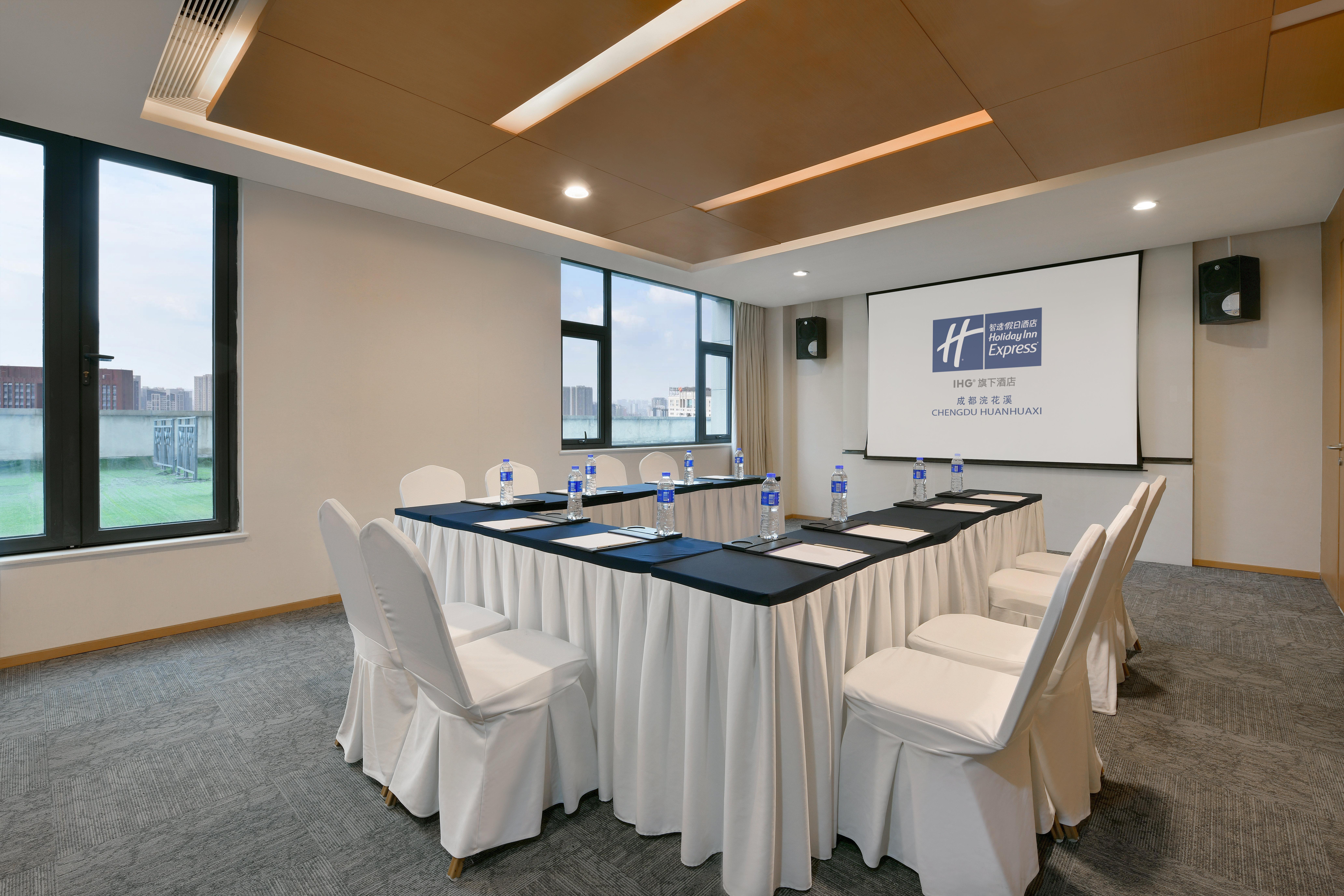 Holiday Inn Express Chengdu Huanhuaxi By Ihg-Near Jinsha Site Musem,Near Wuhou Temple Museum,Welcome Drinks,Free Gym,Free Self-Service Laundry Чънду Екстериор снимка