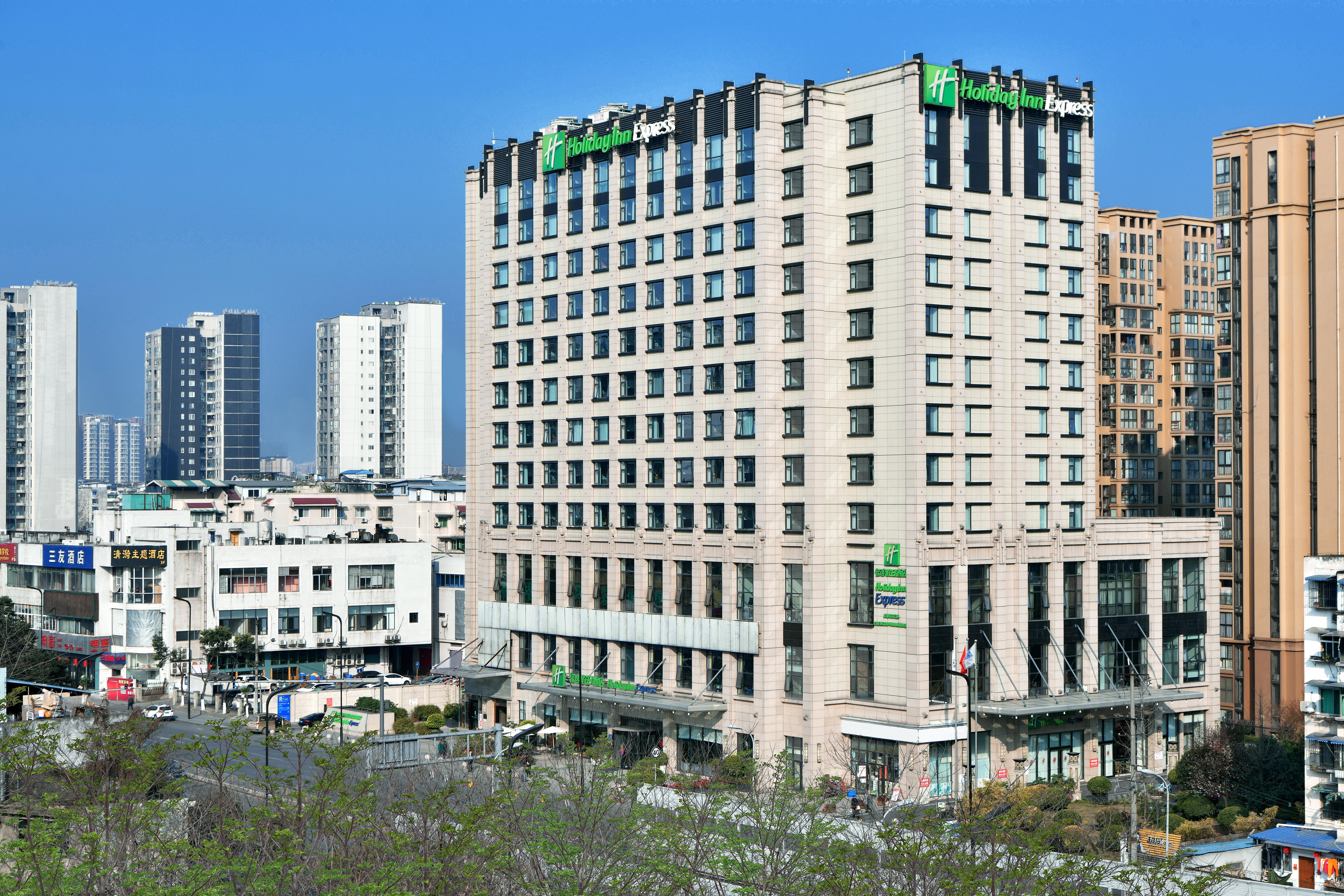 Holiday Inn Express Chengdu Huanhuaxi By Ihg-Near Jinsha Site Musem,Near Wuhou Temple Museum,Welcome Drinks,Free Gym,Free Self-Service Laundry Чънду Екстериор снимка