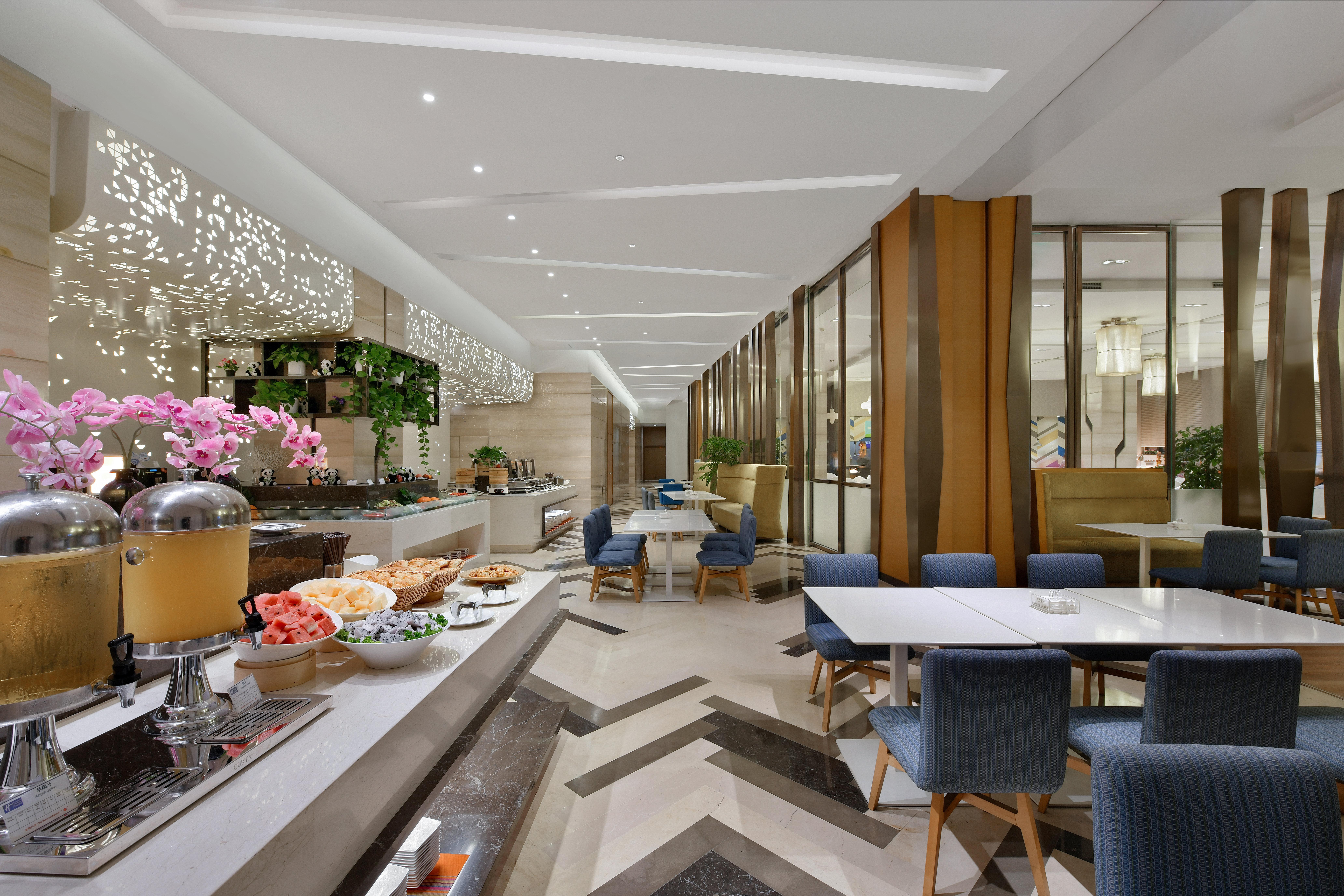 Holiday Inn Express Chengdu Huanhuaxi By Ihg-Near Jinsha Site Musem,Near Wuhou Temple Museum,Welcome Drinks,Free Gym,Free Self-Service Laundry Чънду Екстериор снимка