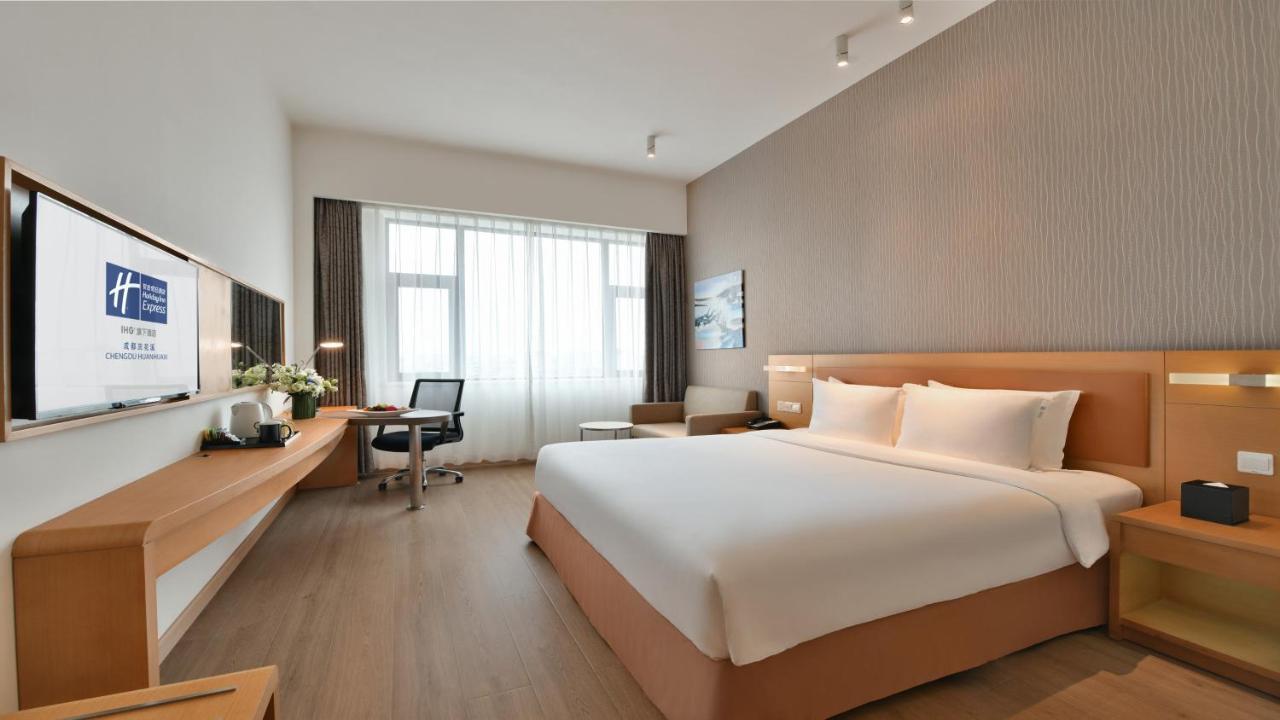 Holiday Inn Express Chengdu Huanhuaxi By Ihg-Near Jinsha Site Musem,Near Wuhou Temple Museum,Welcome Drinks,Free Gym,Free Self-Service Laundry Чънду Екстериор снимка