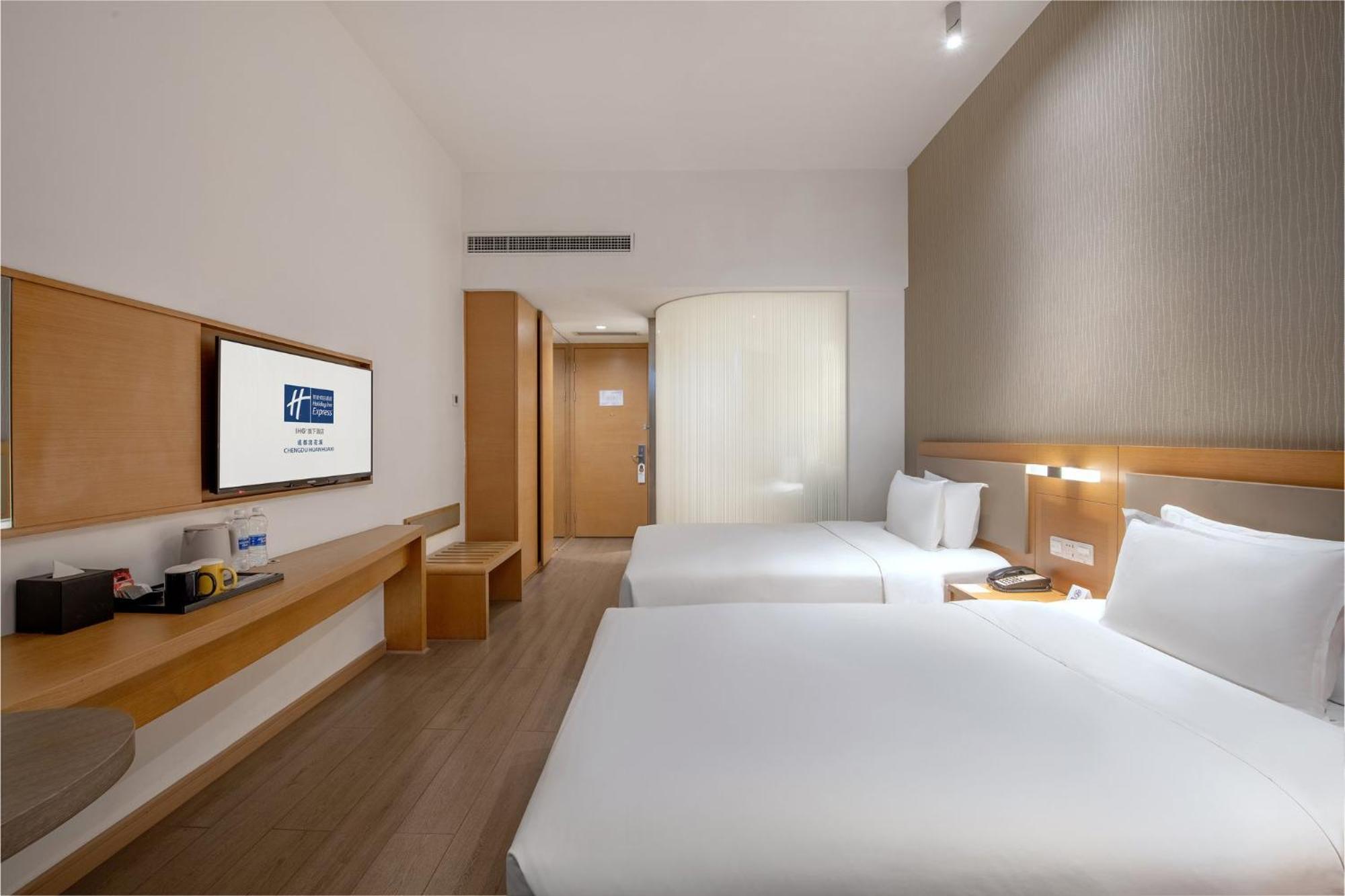 Holiday Inn Express Chengdu Huanhuaxi By Ihg-Near Jinsha Site Musem,Near Wuhou Temple Museum,Welcome Drinks,Free Gym,Free Self-Service Laundry Чънду Екстериор снимка