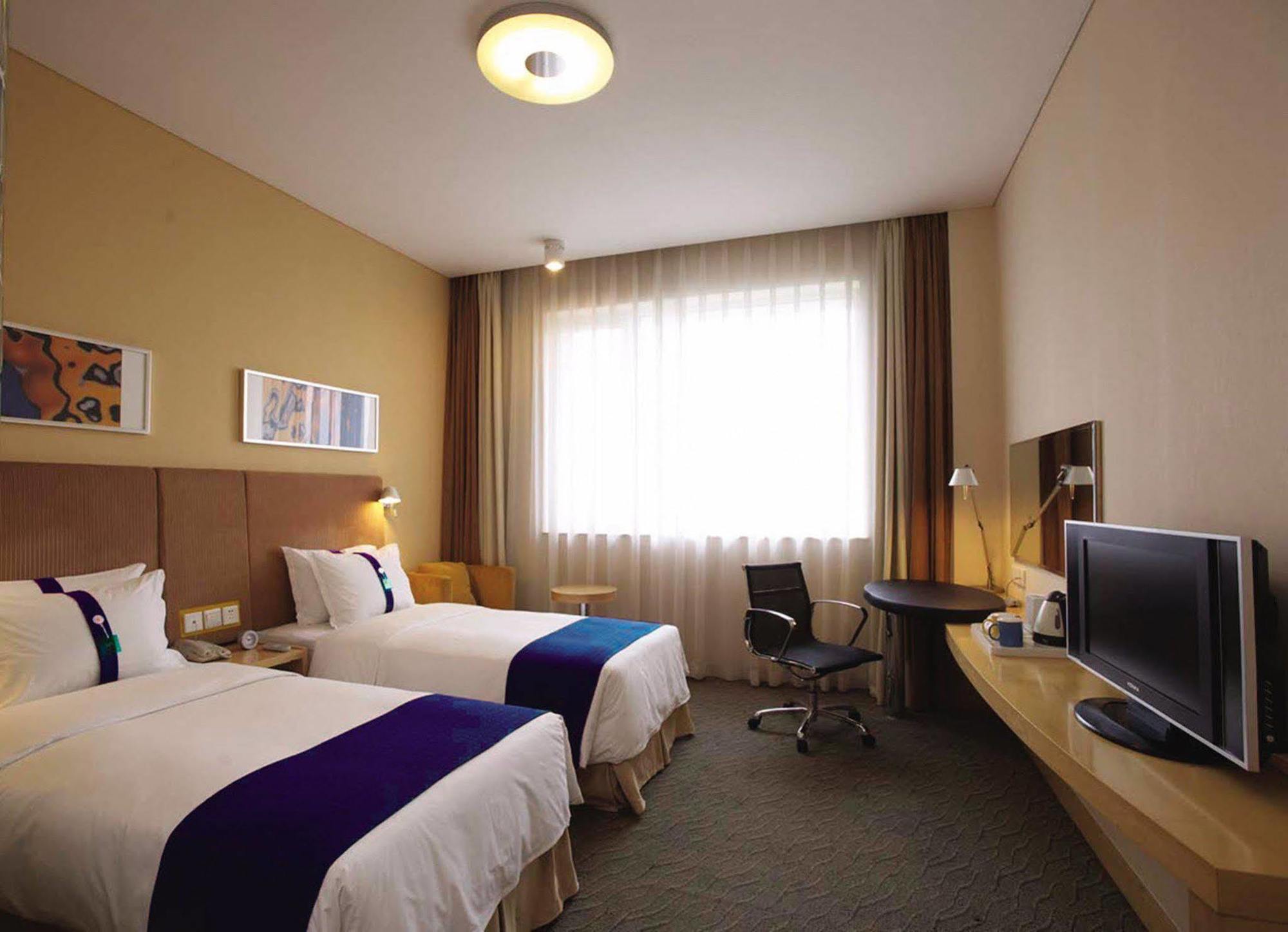 Holiday Inn Express Chengdu Huanhuaxi By Ihg-Near Jinsha Site Musem,Near Wuhou Temple Museum,Welcome Drinks,Free Gym,Free Self-Service Laundry Чънду Екстериор снимка